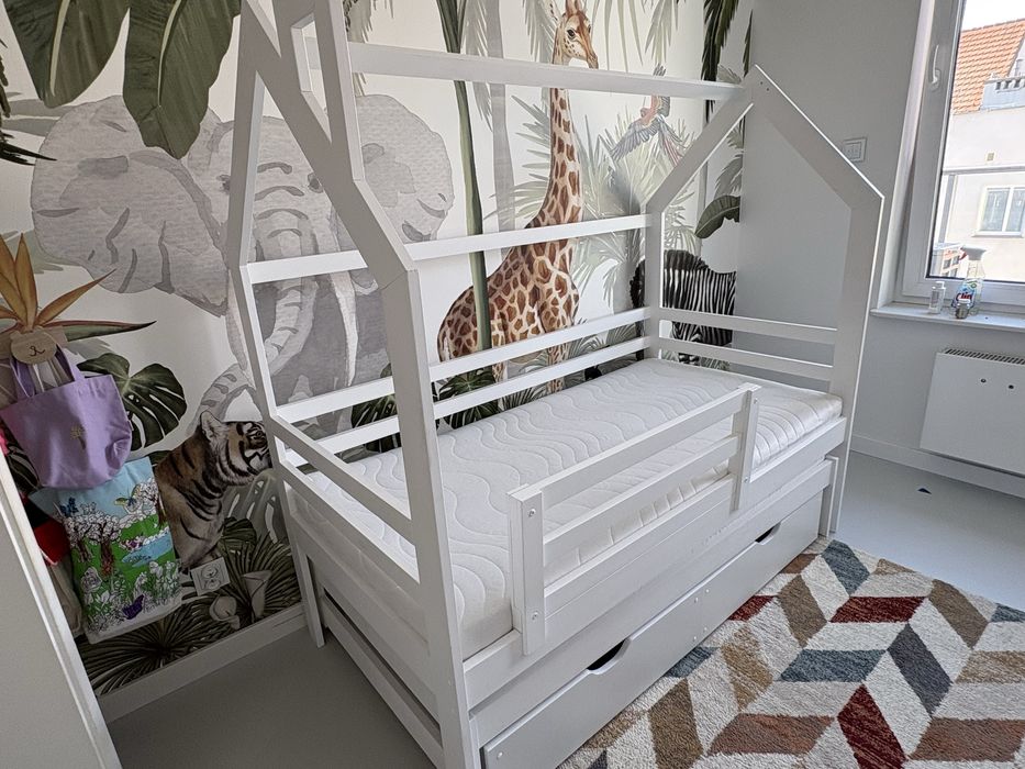 Łóżko dziecięce domek, plus materace i komplet pościeli