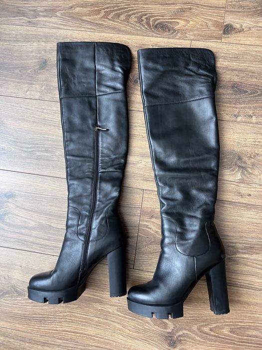 Чорні шкіряні ботфорти