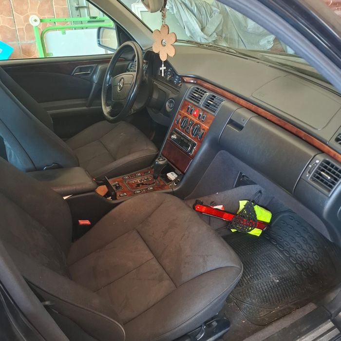 Mercedes-Benz E300 TD Automática (1999) – Bom Estado