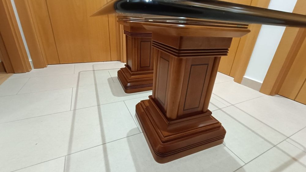 Mesa de vidro com pés em cerejeira