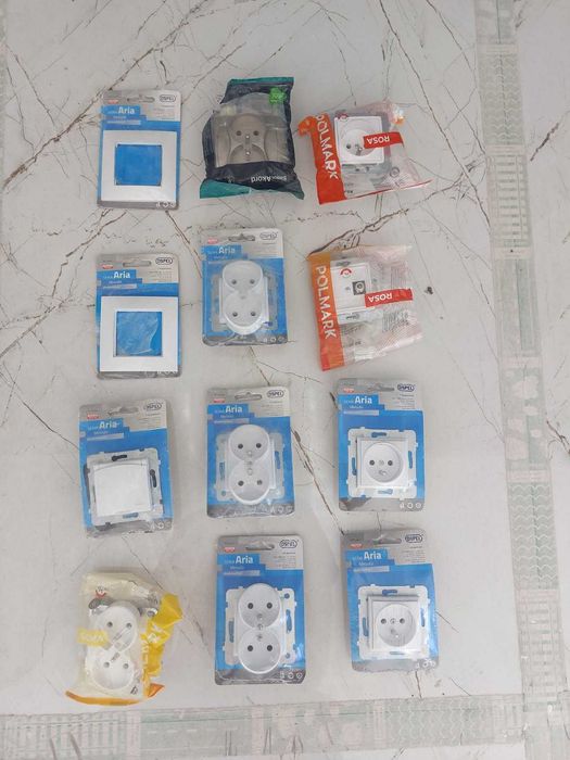 Nowe, zafoliowane gniazdka elektryczne