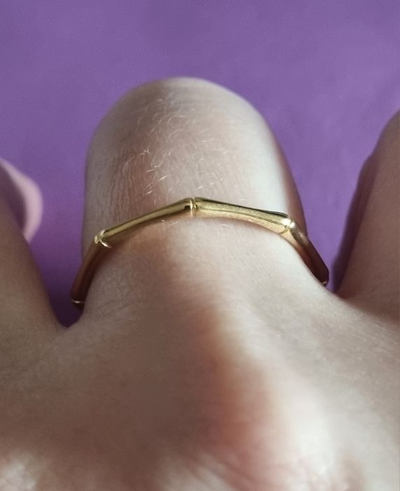 Anel/aliança dourado, em aço, estilo "cana de bambu". T20bambu