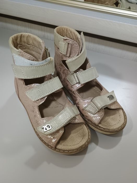 Ортопедичні босоніжки для дівчинки 27р 18-18.5 по устілці