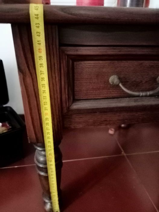 Mesa em Castanho maciço