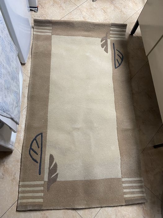 Tapete castanho e creme com flores