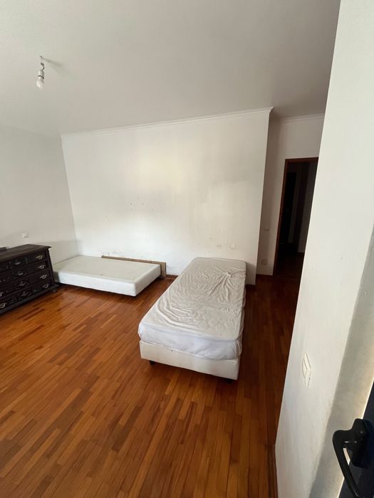 Arrendo quarto por 550 para casal com varanda privada