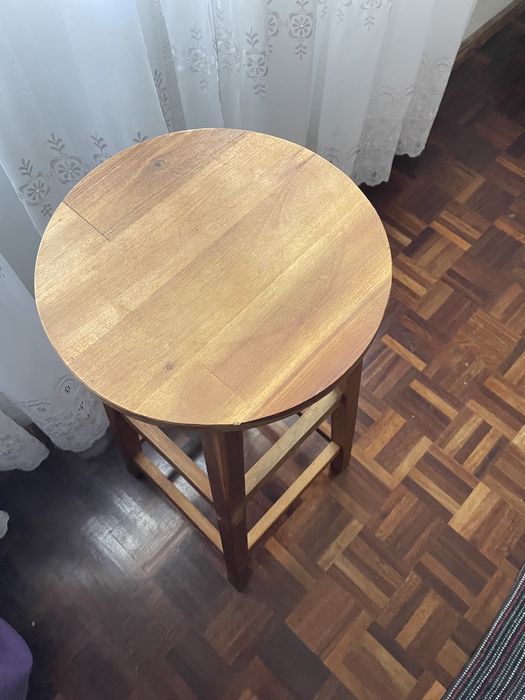 Bancos altos em madeira