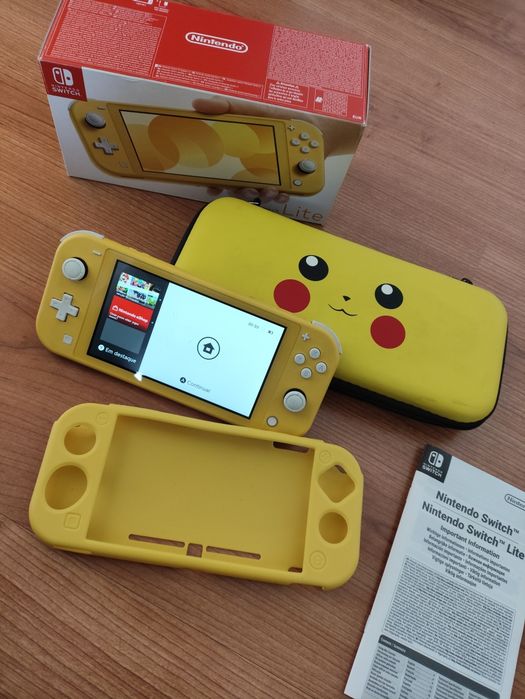 Nintendo Switch Lite Amarela + Estojo Pikachu + Capa Protetora