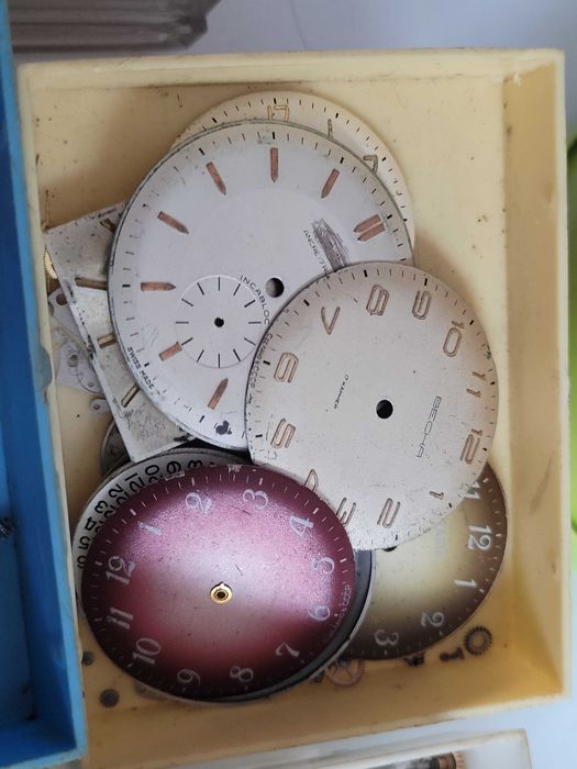 Skrzynka nr 7: Zbiór części do zegarków kieszonkowych i mechanicznych