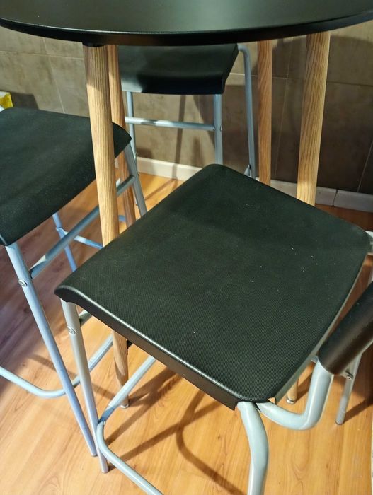 Mesa e três cadeiras para varanda