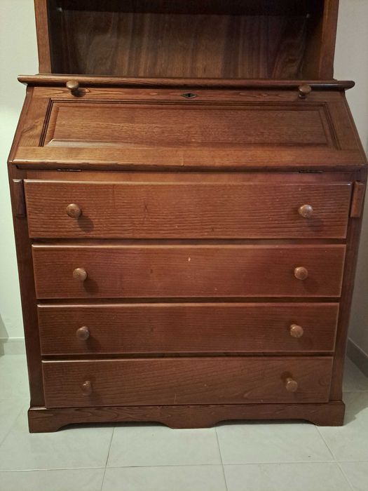 Escrivaninha com estante e gavetas