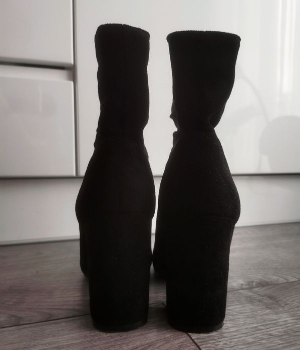 Piękne botki na słupku