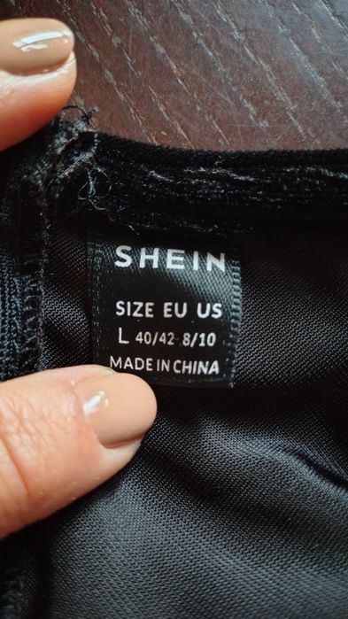 Чёрное бархатное платье с драпировкой Shein