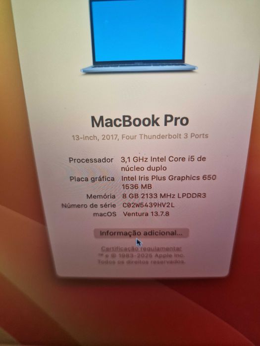 MacBook Pro TOUCH BAR 2017 com varios programas.