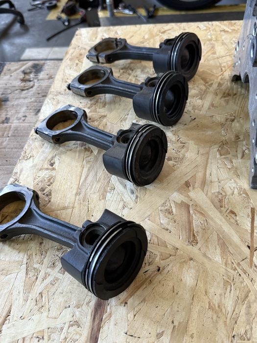 Блок циліндрів та поршні Mercedes 654920