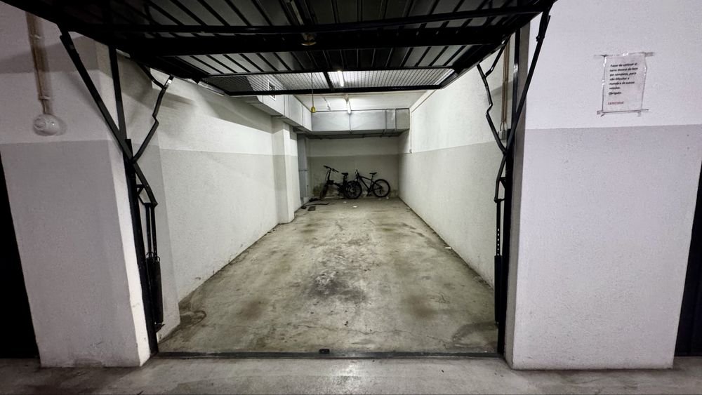 Box em Condominio com Video e Pessoal Seguranca 24hrs 30 m2 altura max 2 mts portao, pé direito 2,70