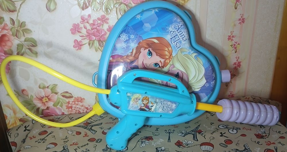 Водяний пістолет з ємкістю