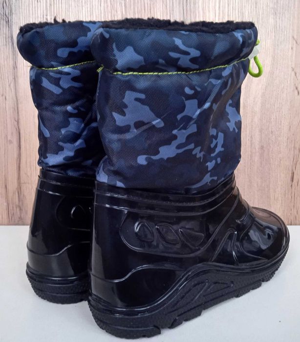 Нові дитячі чобітки, теплі непромокаємі черевики чорні, зима демі р 31