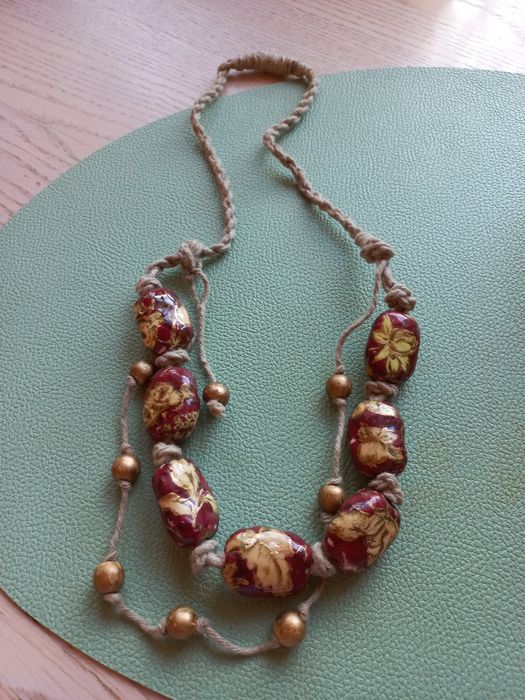 Naszyjnik drewnainy na sznurku