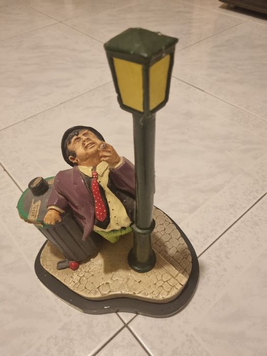 Vende se figuras decorativas com bebida alcoólica inserida dendro