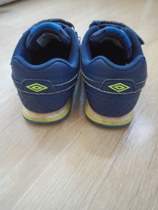 Adidasy Umbro chłopięce r. 27