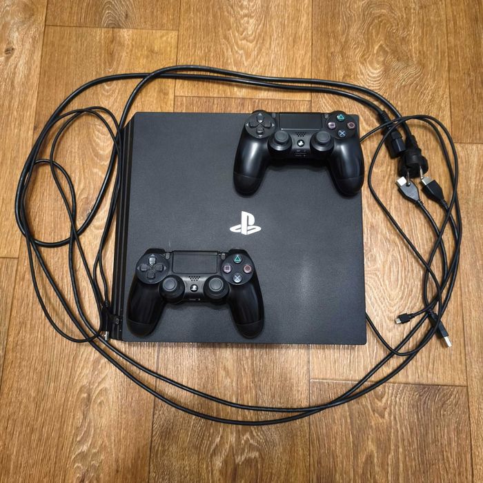 PlayStation 4 Pro 1TB + 2 Джойстики + Ігри (FIFA 23, UFC 2)