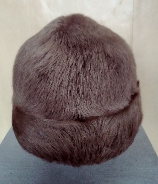 Головные уборы и воротники меховые.