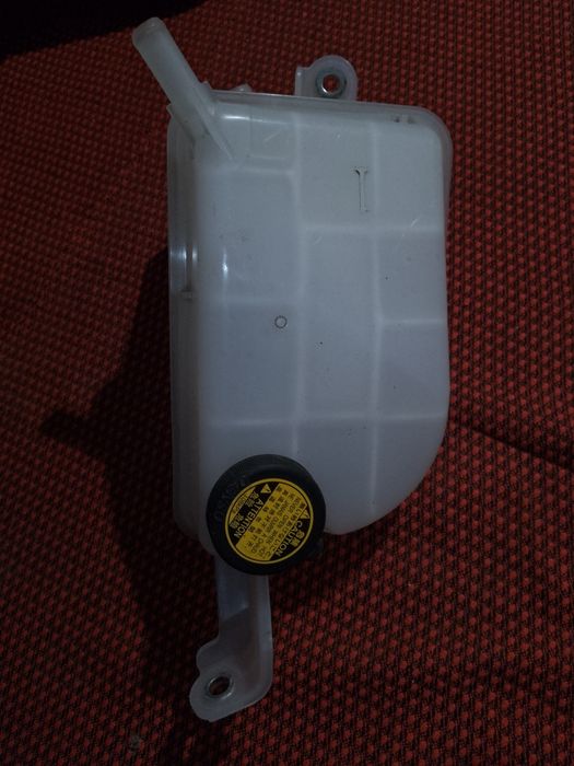 Бачек антифриза,Тойота корола