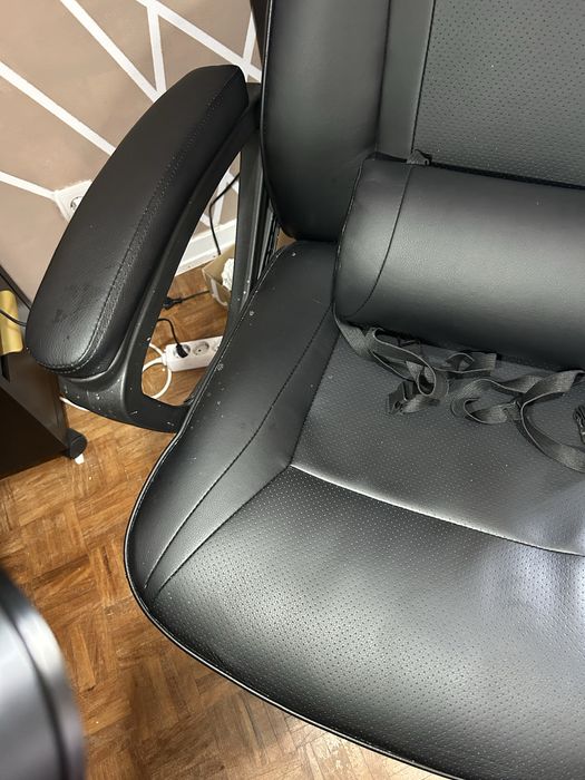 Cadeira gaming com pequenas marcas