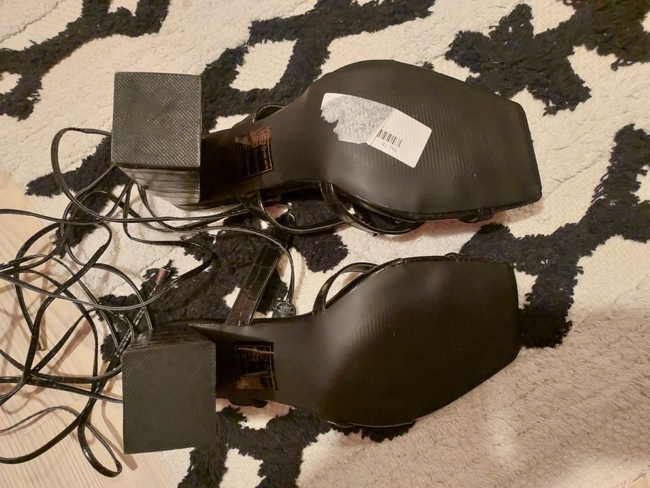 Sandały na obcasie wiązane