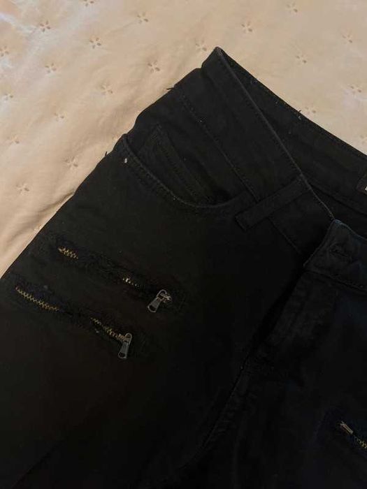 Czarne spodnie rurki Zara