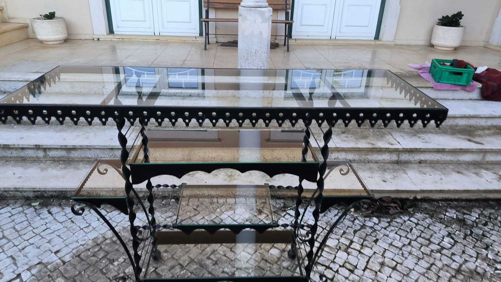 Móvel de ferro e vidro