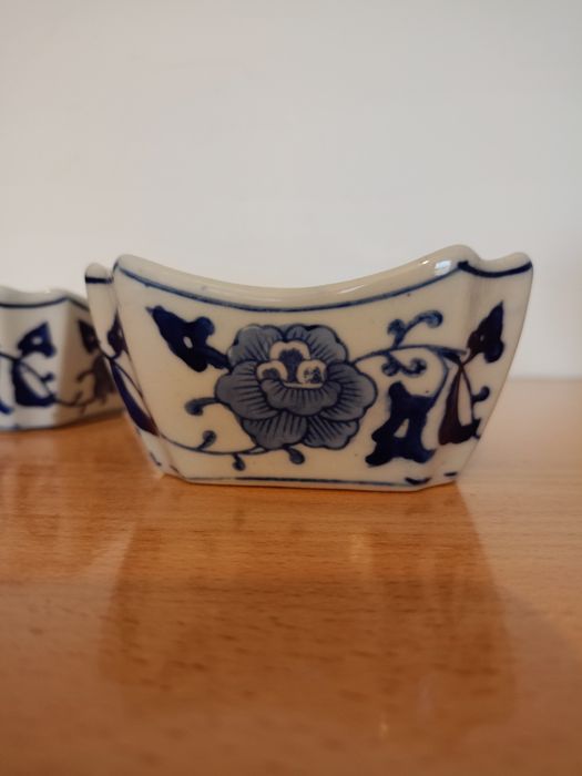 Chiny. Cztery stare, ręcznie malowane, porcelanowe miseczki.