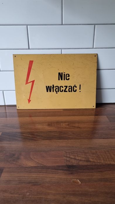 Tablica ostrzegawcza z PRL "Nie włączać"