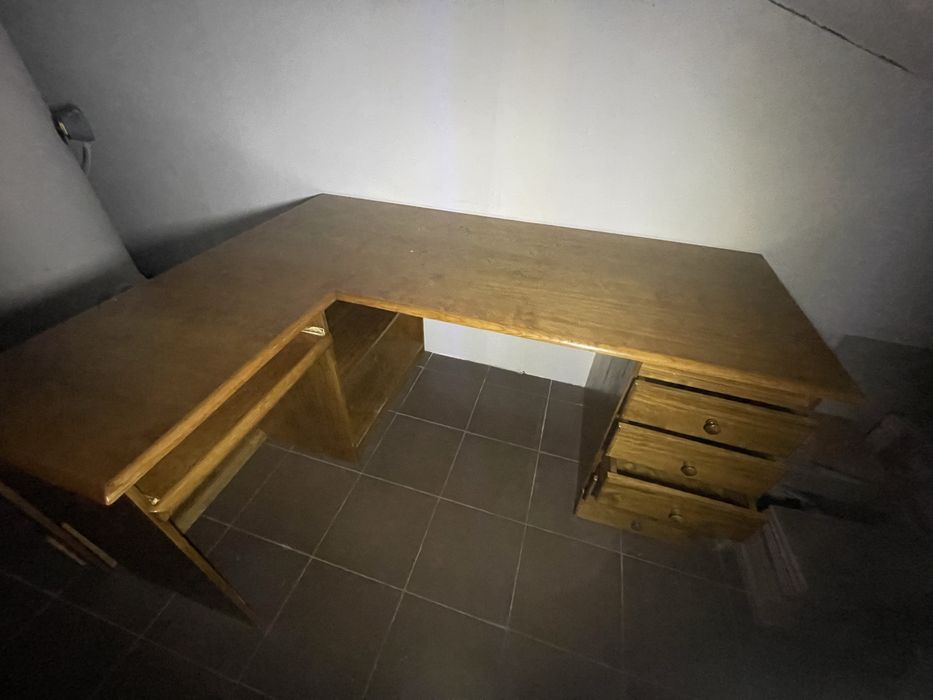 Estantes e secretária