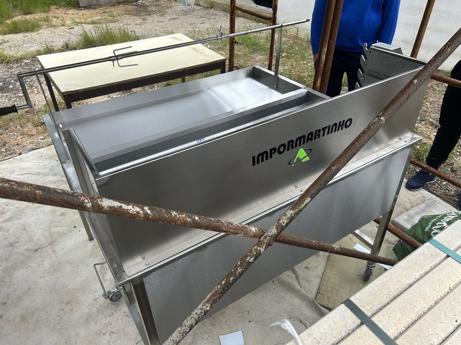 Churrasqueira de pernil como nova para 2 pernis