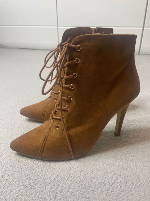 Botki zamszowe na obcasie r.39