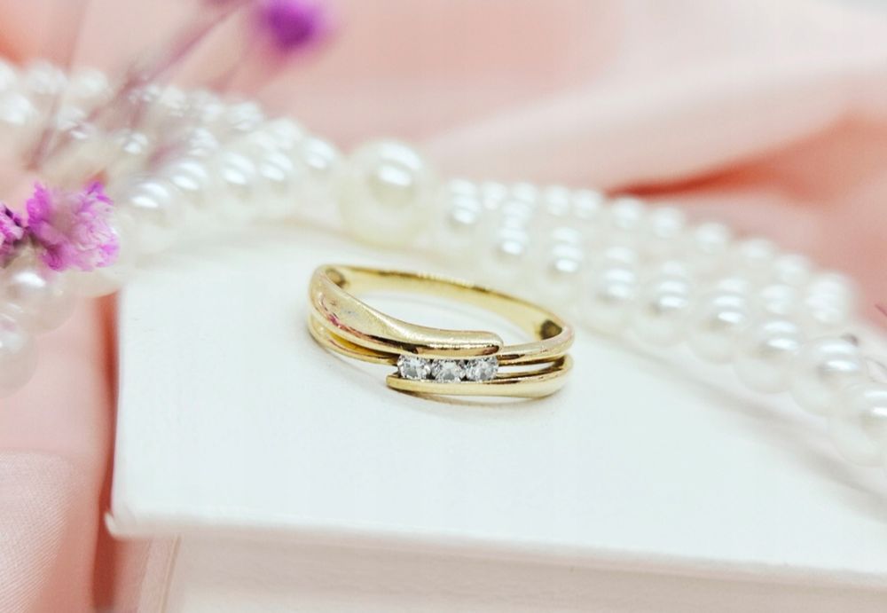 Złoty pierścionek vintage, nieregularny, cyrkonie, pr 585 r. 13