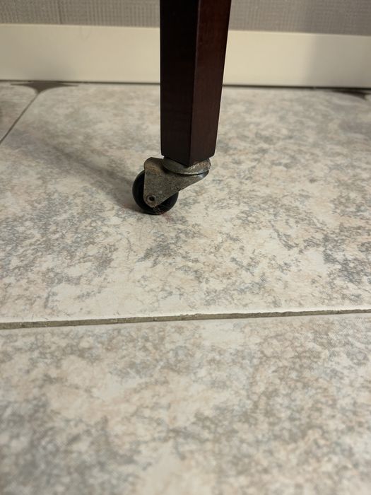 Bar antigo em madeira e vidro