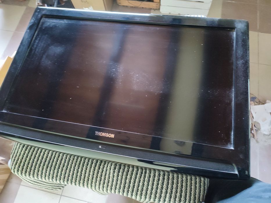 Telewizor tv Thomson  z uchwytem na ścianę   pilot