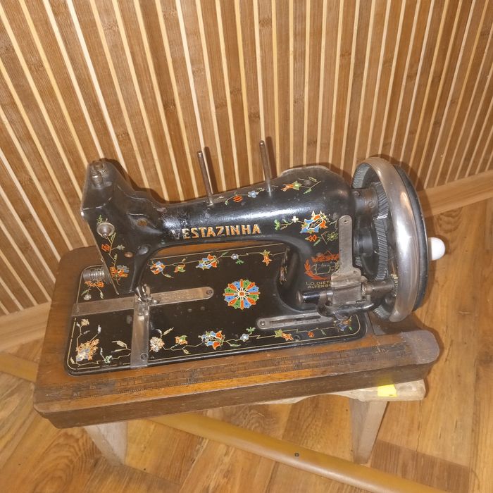 Продам антикварную швейную машинку VESTAZINHA