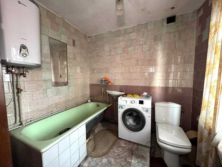 Продаж двох будинків з великою земельною ділянкою у центрі Тлумача