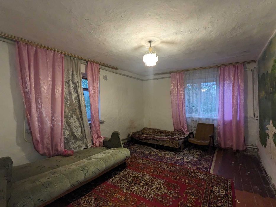 Продається земельна ділянка з одноповерховим цегляним будинком