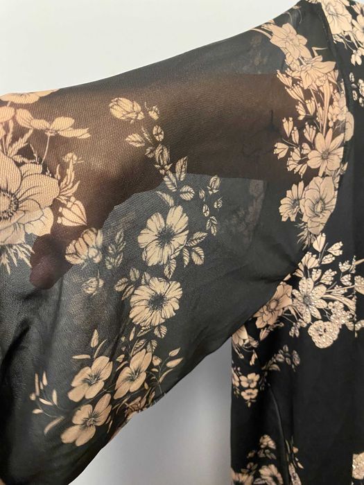 Czarna sukienka w złote kwiaty i cekiny
