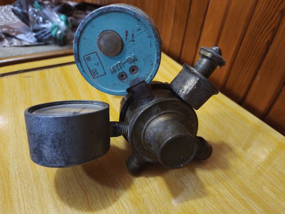 Кислородный редуктор, используемый для газосварки и резки.