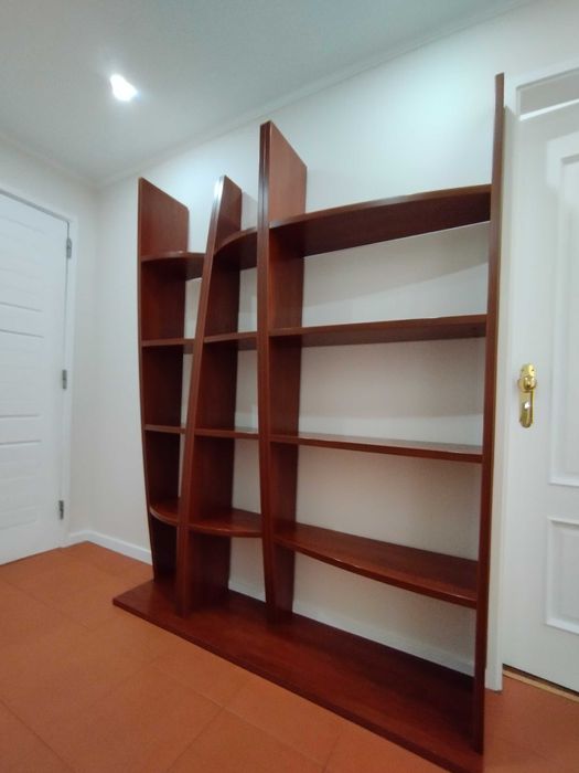 Estante para sala em mogno