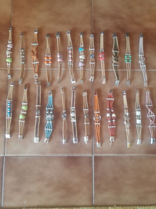 Pulseiras e fios e brincos em cortiça