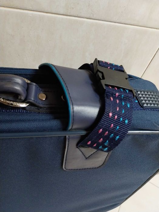 Mala de viagem Azul, com rodas, em muito bom estado. International