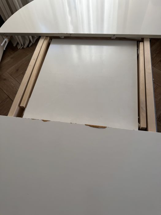 Круглий білий стіл IKEA.