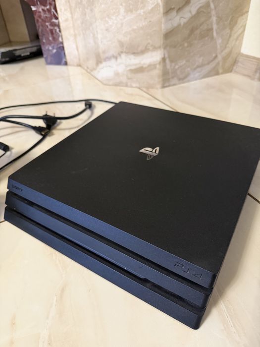 Продаю PlayStation 4 Pro 1TB у хорошому робочому стані.
